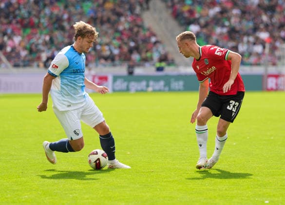 Christian Rasmussen (VfL Bochum 1848, 7) gegen Maurice Neubauer (Hannover 96, 33) GER, Hannover 96 vs VfL Bochum 1848, 2. Bundesliga, 6. Spieltag, Saison 2026-27, Heinz von Heiden Arena, Hannover, 20.09.2026 DFL REGULATIONS PROHIBIT ANY USE OF PHOTOGRAPHS AS IMAGE SEQUENCES AND OR QUASI-VIDEO Hannover 96 vs VfL Bochum 1848, 2. Bundesliga, 6. Spieltag, Saison 2026-27, 20.09.2026 Hannover Copyright: xEibner-Pressefoto ScottxColemanx EP_SCN