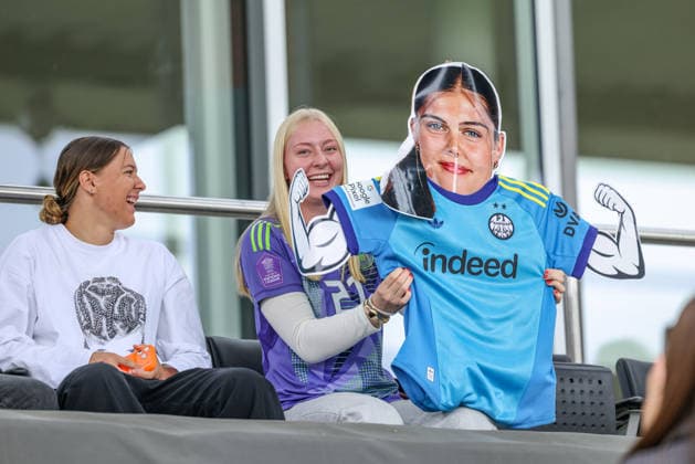 GER, Frankfurt, Eintracht Frankfurt II vs Hertha BSC Berlin, 2. Frauen Bundesliga, Fussball, DFB, Spielzeit 2026 2027, Stadion am Brentanobad, 7. Spieltag im Bild: Die erste Mannschaft von Eintracht Frankfurt schaut beim Comeback von Sophia Winkler (Eintracht Frankfurt) zu und feuert Sie mit Pappfigur und Banner an. Larissa Mühlhaus und Janne Krumme DFB DFL REGULATIONS PROHIBIT ANY USE OF PHOTOGRAPHS AS IMAGE SEQUENCES AND OR QUASI-VIDEO, 20.09.2026 Copyright: HMBxMedia HendrikxHamelau