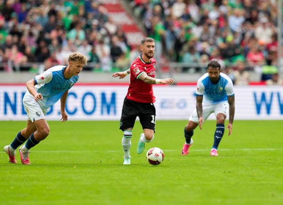 Tom Meyer (VfL Bochum 1848, 34), Marcel Hartel (Hannover 96, 10), und Sean Klaiber (VfL Bochum 1848, 2) GER, Hannover 96 vs VfL Bochum 1848, 2. Bundesliga, 6. Spieltag, Saison 2026-27, Heinz von Heiden Arena, Hannover, 20.09.2026 DFL REGULATIONS PROHIBIT ANY USE OF PHOTOGRAPHS AS IMAGE SEQUENCES AND OR QUASI-VIDEO Hannover 96 vs VfL Bochum 1848, 2. Bundesliga, 6. Spieltag, Saison 2026-27, 20.09.2026 Hannover Copyright: xEibner-Pressefoto ScottxColemanx EP_SCN
