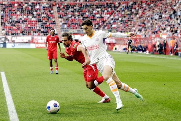 ENSCHEDE - (lr) Bart van Rooij of FC Twente, Ruben van Bommel of PSV Eindhoven during the Dutch Eredivisie match between FC Twente and PSV at Stadion De Grolsch Veste on 20 September 2026 in Enschede, the Netherlands. VINCENT JANNINK ANP Eredivisie 2026 27 xVIxANPxSportx xxANPxIVx 569392160 originalFilename: 569392160.jpg