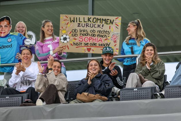 GER, Frankfurt, Eintracht Frankfurt II vs Hertha BSC Berlin, 2. Frauen Bundesliga, Fussball, DFB, Spielzeit 2026 2027, Stadion am Brentanobad, 7. Spieltag im Bild: Die erste Mannschaft von Eintracht Frankfurt schaut beim Comeback von Sophia Winkler (Eintracht Frankfurt) zu und feuert Sie mit Pappfigur und Banner an. DFB DFL REGULATIONS PROHIBIT ANY USE OF PHOTOGRAPHS AS IMAGE SEQUENCES AND OR QUASI-VIDEO, 20.09.2026 Copyright: HMBxMedia HendrikxHamelau
