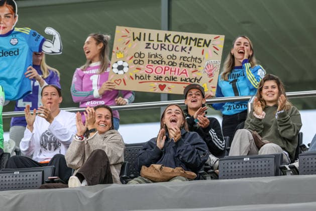 GER, Frankfurt, Eintracht Frankfurt II vs Hertha BSC Berlin, 2. Frauen Bundesliga, Fussball, DFB, Spielzeit 2026 2027, Stadion am Brentanobad, 7. Spieltag im Bild: Die erste Mannschaft von Eintracht Frankfurt schaut beim Comeback von Sophia Winkler (Eintracht Frankfurt) zu und feuert Sie mit Pappfigur und Banner an. DFB DFL REGULATIONS PROHIBIT ANY USE OF PHOTOGRAPHS AS IMAGE SEQUENCES AND OR QUASI-VIDEO, 20.09.2026 Copyright: HMBxMedia HendrikxHamelau