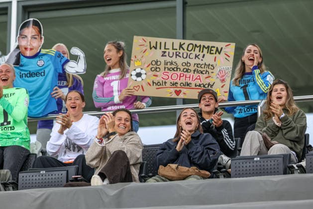 GER, Frankfurt, Eintracht Frankfurt II vs Hertha BSC Berlin, 2. Frauen Bundesliga, Fussball, DFB, Spielzeit 2026 2027, Stadion am Brentanobad, 7. Spieltag im Bild: Die erste Mannschaft von Eintracht Frankfurt schaut beim Comeback von Sophia Winkler (Eintracht Frankfurt) zu und feuert Sie mit Pappfigur und Banner an. DFB DFL REGULATIONS PROHIBIT ANY USE OF PHOTOGRAPHS AS IMAGE SEQUENCES AND OR QUASI-VIDEO, 20.09.2026 Copyright: HMBxMedia HendrikxHamelau