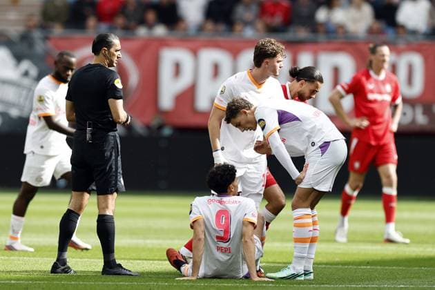 ENSCHEDE - Ricardo Pepi of PSV Eindhoven sits injured on the ground during the Dutch Eredivisie match between FC Twente and PSV at Stadion De Grolsch Veste on September 20, 2026 in Enschede, the Netherlands. VINCENT JANNINK ANP Eredivisie 2026 27 xVIxANPxSportx xxANPxIVx 569392743 originalFilename: 569392743.jpg