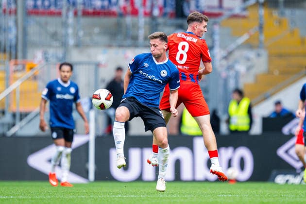20.09.2026 - Fußball, 2026 2027, 2. Bundesliga, 6. Spieltag, DSC Arminia Bielefeld - 1. FC Heidenheim: (L-R) Marius Wörl (Bielefeld), Paul Hennrich (Heidenheim) DFL REGULATIONS PROHIBIT ANY USE OF PHOTOGRAPHS AS IMAGE SEQUENCES AND OR QUASI-VIDEO.