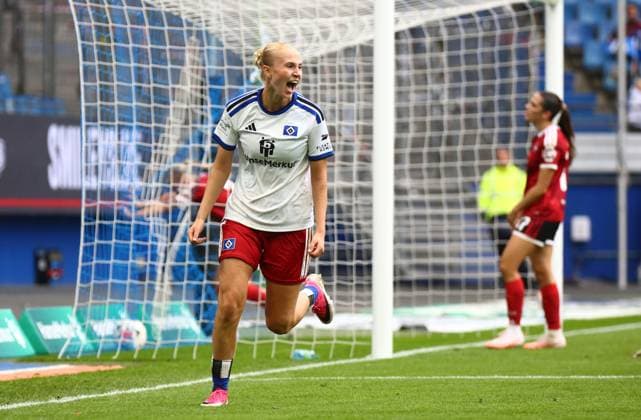 20.09.2026, xcex, GER, Hamburg, Volksparkstadion, Frauenfussball, 1. Bundesliga, DIE LIGA, Google Pixel Frauen-Bundesliga Saison 2026 2027, Spieltag 5, HSV, FCN, Hamburger SV - 1. FC Nuernberg, Paulina Bartz (HSV) bejubelt ihtren Treffer zum 3:0, Torjubel, Jubel, Freude, Emotionen, Goal celebration mit ihren Mitspielerinnen DFL regulations prohibit any use of photographs as image sequences and or quasi-video