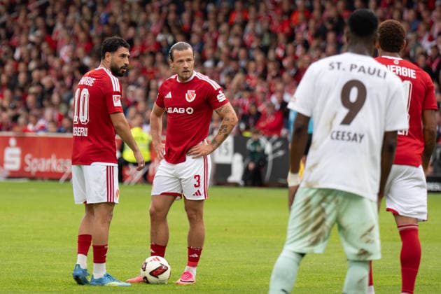 20.09.2026: Fußball: Energie Cottbus - FC St. Pauli, 6. Spieltag der 2. Bundesliga im LEAG Energie Stadion Tolcay Cigerci (Energie Cottbus, 10) und Henry Rorig (Energie Cottbus, 3) Besprechung vor einem Freistoß WICHTIGER HINWEIS: Gemäß den Vorgaben der DFL und des DFB ist es untersagt, in dem Stadion und oder vom Spiel angefertigte Fotoaufnahmen in Form von Sequenzbildern und oder videoähnlichen Fotostrecken zu verwerten bzw. verwerten zu lassen. Copyright: xJamesxZabelx