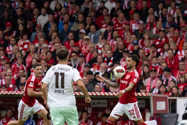 20.09.2026: Fußball: Energie Cottbus - FC St. Pauli, 6. Spieltag der 2. Bundesliga im LEAG Energie Stadion Ballannahme Justin Butler (Energie Cottbus, 31) VS Arkadiusz Pyrka (FC St. Pauli, 11) WICHTIGER HINWEIS: Gemäß den Vorgaben der DFL und des DFB ist es untersagt, in dem Stadion und oder vom Spiel angefertigte Fotoaufnahmen in Form von Sequenzbildern und oder videoähnlichen Fotostrecken zu verwerten bzw. verwerten zu lassen. Copyright: xJamesxZabelx