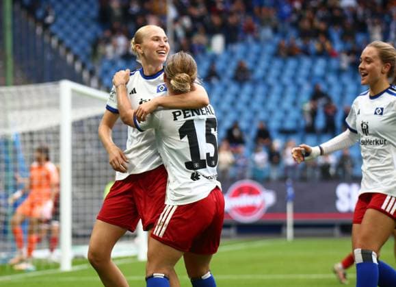 20.09.2026, xcex, GER, Hamburg, Volksparkstadion, Frauenfussball, 1. Bundesliga, DIE LIGA, Google Pixel Frauen-Bundesliga Saison 2026 2027, Spieltag 5, HSV, FCN, Hamburger SV - 1. FC Nuernberg, Paulina Bartz (HSV) bejubelt ihtren Treffer zum 3:0, Torjubel, Jubel, Freude, Emotionen, Goal celebration mit ihren Mitspielerinnen DFL regulations prohibit any use of photographs as image sequences and or quasi-video