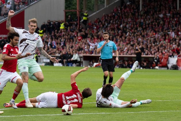 20.09.2026: Fußball: Energie Cottbus - FC St. Pauli, 6. Spieltag der 2. Bundesliga im LEAG Energie Stadion Foul an Moritz Hannemann (Energie Cottbus, 11) was zur Gelb-Roten Karte für Tomoya Ando (FC St. Pauli, 15) führte WICHTIGER HINWEIS: Gemäß den Vorgaben der DFL und des DFB ist es untersagt, in dem Stadion und oder vom Spiel angefertigte Fotoaufnahmen in Form von Sequenzbildern und oder videoähnlichen Fotostrecken zu verwerten bzw. verwerten zu lassen. Copyright: xJamesxZabelx
