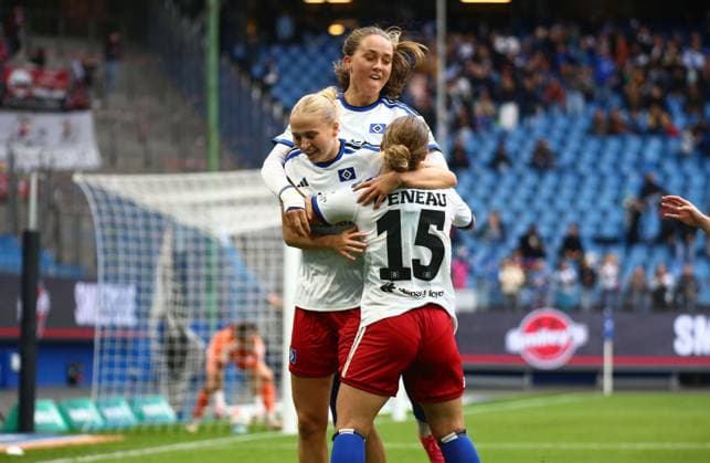 20.09.2026, xcex, GER, Hamburg, Volksparkstadion, Frauenfussball, 1. Bundesliga, DIE LIGA, Google Pixel Frauen-Bundesliga Saison 2026 2027, Spieltag 5, HSV, FCN, Hamburger SV - 1. FC Nuernberg, Paulina Bartz (HSV) bejubelt ihtren Treffer zum 3:0, Torjubel, Jubel, Freude, Emotionen, Goal celebration mit ihren Mitspielerinnen DFL regulations prohibit any use of photographs as image sequences and or quasi-video