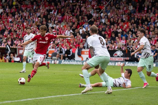 20.09.2026: Fußball: Energie Cottbus - FC St. Pauli, 6. Spieltag der 2. Bundesliga im LEAG Energie Stadion Abschluss Moritz Hannemann (Energie Cottbus, 11) WICHTIGER HINWEIS: Gemäß den Vorgaben der DFL und des DFB ist es untersagt, in dem Stadion und oder vom Spiel angefertigte Fotoaufnahmen in Form von Sequenzbildern und oder videoähnlichen Fotostrecken zu verwerten bzw. verwerten zu lassen. Copyright: xJamesxZabelx