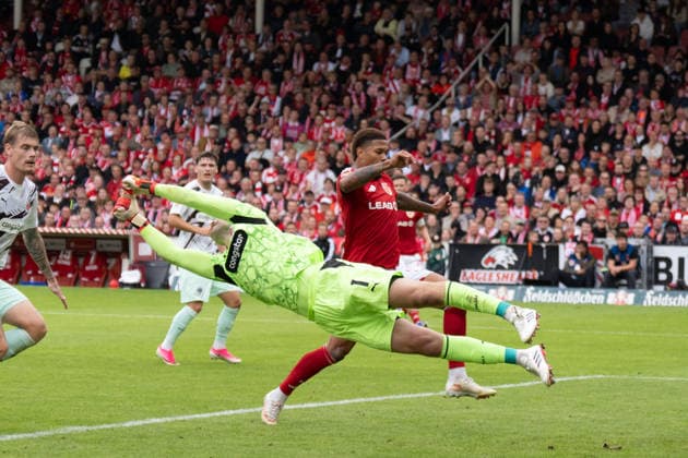 20.09.2026: Fußball: Energie Cottbus - FC St. Pauli, 6. Spieltag der 2. Bundesliga im LEAG Energie Stadion Faustabwehr Ben Voll (FC St. Pauli, 1) WICHTIGER HINWEIS: Gemäß den Vorgaben der DFL und des DFB ist es untersagt, in dem Stadion und oder vom Spiel angefertigte Fotoaufnahmen in Form von Sequenzbildern und oder videoähnlichen Fotostrecken zu verwerten bzw. verwerten zu lassen. Copyright: xJamesxZabelx