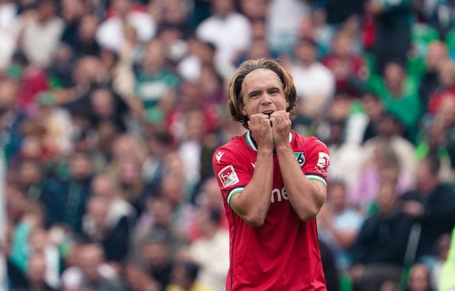 Sport Bilder des Tages Deutschland: Fussball 2.Bundesliga 2026 2027, 6. Spieltag - Hannover 96 vs VfL Bochum - Heinz von Heiden Arena Stadion (Hannover): Mimik, Gesichtsausdruck, Emotion Lars Gindorf (Hannover 96, 25) Copyright: xAymanxAlahmedx