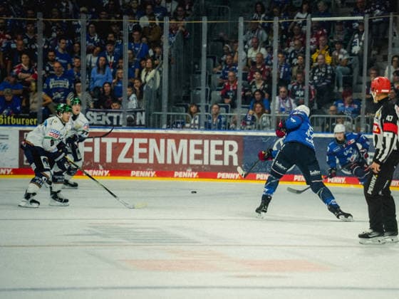 20.09.2026, xwppx, Eishockey Penny DEL, Adler Mannheim - Eisbären Berlin v.l. Torschuss Nicolas Mattinen (Adler Mannheim)