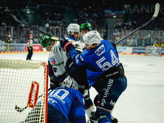20.09.2026, xwppx, Eishockey Penny DEL, Adler Mannheim - Eisbären Berlin v.l. Noel Saffran (Eisbären Berlin), Jake Hildebrand (Adler Mannheim), JÃ rÃ mie Poirier (Adler Mannheim)