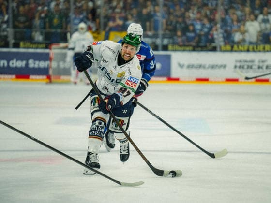 20.09.2026, xwppx, Eishockey Penny DEL, Adler Mannheim - Eisbären Berlin v.l. Gabriel Fontaine (Eisbären Berlin) Torschuss