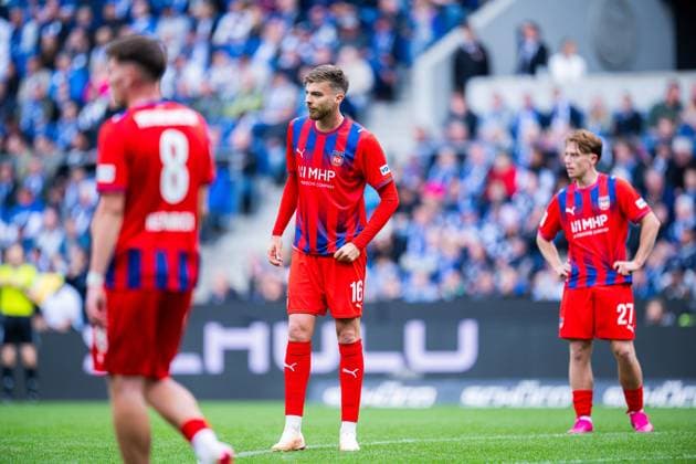 20.09.2026 - Fußball, 2026 2027, 2. Bundesliga, 6. Spieltag, DSC Arminia Bielefeld - 1. FC Heidenheim: (L-R) Paul Hennrich (Heidenheim), Julian Niehues (Heidenheim), Michael Heule (Heidenheim) DFL REGULATIONS PROHIBIT ANY USE OF PHOTOGRAPHS AS IMAGE SEQUENCES AND OR QUASI-VIDEO.