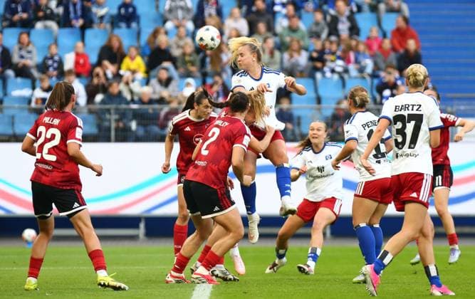 20.09.2026, xcex, GER, Hamburg, Volksparkstadion, Frauenfussball, 1. Bundesliga, DIE LIGA, Google Pixel Frauen-Bundesliga Saison 2026 2027, Spieltag 5, HSV, FCN, Hamburger SV - 1. FC Nuernberg, Nikola Karczewsak (HSV) kommt zum Kopfball DFL regulations prohibit any use of photographs as image sequences and or quasi-video