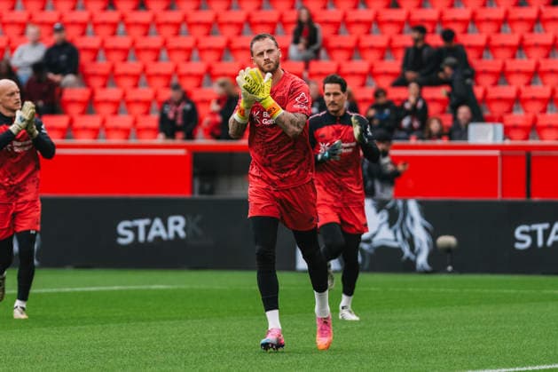 20.09.2026, xjmrgnx, Fussball 1.Bundesliga, Bayer 04 Leverkusen - RB Leipzig v.l. Mark Flekken (1, Leverkusen) betritt den Rasen zum Aufwärmen (DFL DFB REGULATIONS PROHIBIT ANY USE OF PHOTOGRAPHS as IMAGE SEQUENCES and or QUASI-VIDEO) Leverkusen