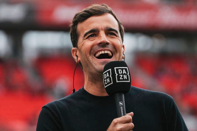 20.09.2026, xjmrgnx, Fussball 1.Bundesliga, Bayer 04 Leverkusen - RB Leipzig v.l. Chef-Trainer Carles Martinez (Leverkusen) lacht während dem Interview bei Dazn (DFL DFB REGULATIONS PROHIBIT ANY USE OF PHOTOGRAPHS as IMAGE SEQUENCES and or QUASI-VIDEO) Leverkusen