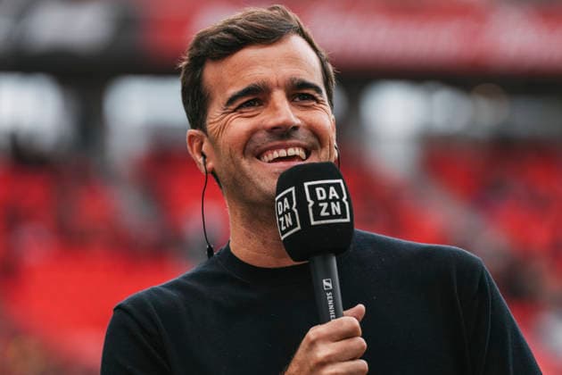 20.09.2026, xjmrgnx, Fussball 1.Bundesliga, Bayer 04 Leverkusen - RB Leipzig v.l. Chef-Trainer Carles Martinez (Leverkusen) lacht während dem Interview bei Dazn (DFL DFB REGULATIONS PROHIBIT ANY USE OF PHOTOGRAPHS as IMAGE SEQUENCES and or QUASI-VIDEO) Leverkusen