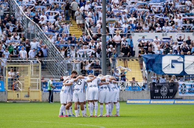 Die Loewen schwoeren sich im Spielerkreis vor der Westkurve auf die anstehende Partie ein GER, TSV 1860 Muenchen vs. 1. FC Nuernberg II U23, Fussball, Regionalliga Bayern, 10. Spieltag, Saison 2026 2027, 20.09.2026. (DFL DFB REGULATIONS PROHIBIT ANY USE OF PHOTOGRAPHS as IMAGE SEQUENCES and or QUASI-VIDEO). Foto: HMB Media Heike Feiner Copyright: HMBxMedia HeikexFeiner