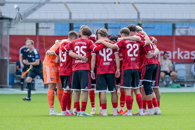 Die Franken schwoeren sich im Spielerkreis auf die anstehende Partie ein GER, TSV 1860 Muenchen vs. 1. FC Nuernberg II U23, Fussball, Regionalliga Bayern, 10. Spieltag, Saison 2026 2027, 20.09.2026. (DFL DFB REGULATIONS PROHIBIT ANY USE OF PHOTOGRAPHS as IMAGE SEQUENCES and or QUASI-VIDEO). Foto: HMB Media Heike Feiner Copyright: HMBxMedia HeikexFeiner