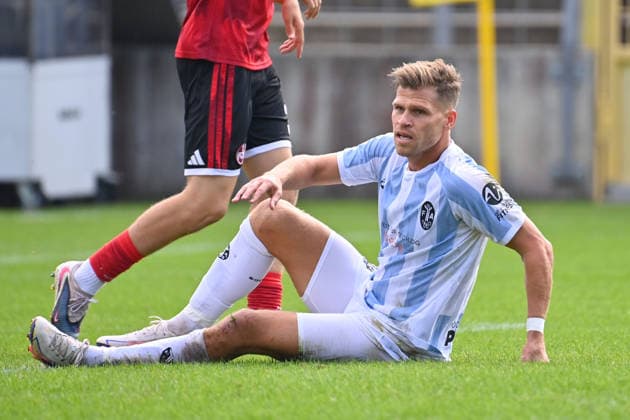 Florian NIEDERLECHNER (TSV 1860 Muenchen) am Boden, Aktion,Einzelaktion,Einzelbild, Freisteller,Ganzkoerperaufnahme,ganze Figur Fussball Regionalliga Bayern Saison 2026 2027,26 27 TSV 1860 Muenchen - 1.FC Nuernberg II am 20.09.2026 in Muenchen GRUENWALDER STADION.