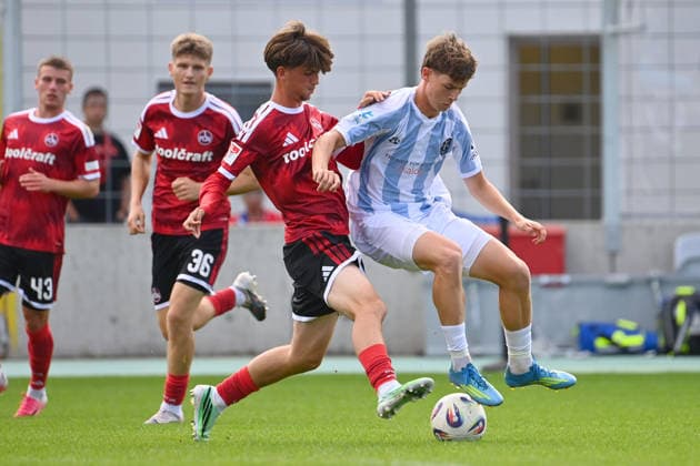 Raphael OTT (TSV 1860 Muenchen), Aktion,Zweikampf gegen Marko SOLDIC (N). Fussball Regionalliga Bayern Saison 2026 2027,26 27 TSV 1860 Muenchen - 1.FC Nuernberg II am 20.09.2026 in Muenchen GRUENWALDER STADION.