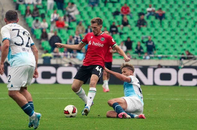 Deutschland: Fussball 2.Bundesliga 2026 2027, 6. Spieltag - Hannover 96 vs VfL Bochum - Heinz von Heiden Arena Stadion (Hannover): am Ball Emir Sahiti (Hannover 96, 44) Copyright: xAymanxAlahmedx