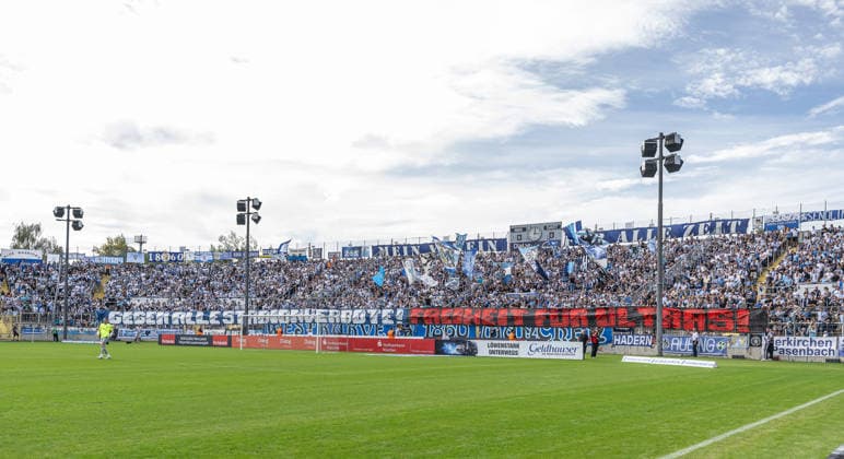 Die Loewenfans in der Westkurve mit einem Banner Transparent Spruchband: Gegen alle Stadionverbote - Freiheit fuer Ultras GER, TSV 1860 Muenchen vs. 1. FC Nuernberg II U23, Fussball, Regionalliga Bayern, 10. Spieltag, Saison 2026 2027, 20.09.2026. (DFL DFB REGULATIONS PROHIBIT ANY USE OF PHOTOGRAPHS as IMAGE SEQUENCES and or QUASI-VIDEO). Foto: HMB Media Heike Feiner Copyright: HMBxMedia HeikexFeiner