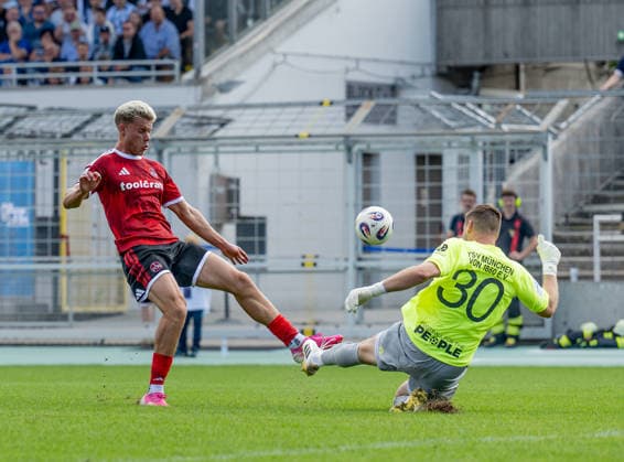 Vitus Eicher (Torwart, TSV 1860 Muenchen, 30) vereitelt hier eine Torchance von Levin Chiumento (1. FC Nuernberg II U23, 09) GER, TSV 1860 Muenchen vs. 1. FC Nuernberg II U23, Fussball, Regionalliga Bayern, 10. Spieltag, Saison 2026 2027, 20.09.2026. (DFL DFB REGULATIONS PROHIBIT ANY USE OF PHOTOGRAPHS as IMAGE SEQUENCES and or QUASI-VIDEO). Foto: HMB Media Heike Feiner Copyright: HMBxMedia HeikexFeiner