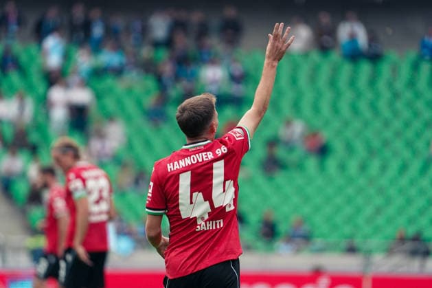 Deutschland: Fussball 2.Bundesliga 2026 2027, 6. Spieltag - Hannover 96 vs VfL Bochum - Heinz von Heiden Arena Stadion (Hannover): Geste, Gestik, Emotion Emir Sahiti (Hannover 96, 44) Copyright: xAymanxAlahmedx