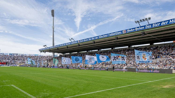 Die Fahnenschwenker vor der Stehhalle vor Spielbeginn, links die Auslaeufer der Westkurve GER, TSV 1860 Muenchen vs. 1. FC Nuernberg II U23, Fussball, Regionalliga Bayern, 10. Spieltag, Saison 2026 2027, 20.09.2026. (DFL DFB REGULATIONS PROHIBIT ANY USE OF PHOTOGRAPHS as IMAGE SEQUENCES and or QUASI-VIDEO). Foto: HMB Media Heike Feiner Copyright: HMBxMedia HeikexFeiner
