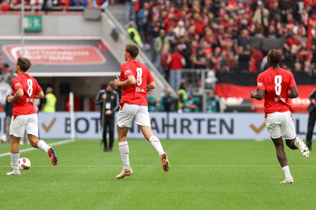Spieler von RB Leipzig mit der Rueckennummer 8 von Assan Ouedraogo waehrend des Spiels der 1. Bundesliga zwischen Bayer 04 Leverkusen und RB Leipzig, BayArena am 20. September 2026 in Leverkusen, Deutschland. (Foto von Oliver Kaelke DeFodi Images) +++ Players of RB Leipzig with the 8 from Assan Ouedraogo on their back during the Bundesliga match between Bayer 04 Leverkusen and RB Leipzig at BayArena on September 20, 2026 in Leverkusen, Germany. (Photo by Oliver Kaelke DeFodi Images) DFB DFL REGULATIONS PROHIBIT ANY USE OF PHOTOGRAPHS AS IMAGE SEQUENCES AND OR QUASI-VIDEO. (Photo by Oliver Kaelke DeFodi Images) -
