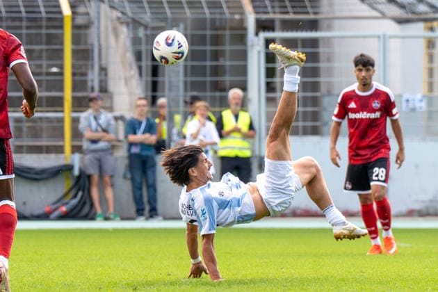 Fußball - Herren - Regionalliga Bayern - Saison 2026 2027 - 10. Spieltag - 20.09.2026 - TSV 1860 Muenchen - 1. FC Nuernberg II Tunay Deniz von TSV 1860 München beim Torschuss spektakulärer Fallrückzieher Muenchen Stadion a.d. Gruenwalder Strasse Bavaria Deutschland
