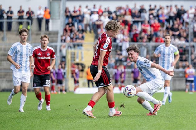 Kampf um den Ball Zweikampf zwischen Luca Horst (1. FC Nuernberg II U23, 42) und Lance Fiedler (TSV 1860 Muenchen, 47) GER, TSV 1860 Muenchen vs. 1. FC Nuernberg II U23, Fussball, Regionalliga Bayern, 10. Spieltag, Saison 2026 2027, 20.09.2026. (DFL DFB REGULATIONS PROHIBIT ANY USE OF PHOTOGRAPHS as IMAGE SEQUENCES and or QUASI-VIDEO). Foto: HMB Media Heike Feiner Copyright: HMBxMedia HeikexFeiner