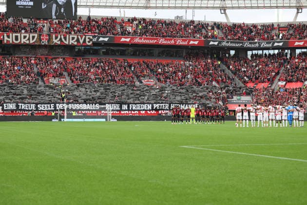 Teams von Bayer 04 Leverkusen und RB Leipzig bei der Schweigeminute zu Ehren von Peter Herrmann waehrend des Spiels der 1. Bundesliga zwischen Bayer 04 Leverkusen und RB Leipzig, BayArena am 20. September 2026 in Leverkusen, Deutschland. (Foto von Oliver Kaelke DeFodi Images) +++ Teams von Bayer 04 Leverkusen und RB Leipzig during the minute of silence in honor of Peter Herrmann during the Bundesliga match between Bayer 04 Leverkusen and RB Leipzig at BayArena on September 20, 2026 in Leverkusen, Germany. (Photo by Oliver Kaelke DeFodi Images) DFB DFL REGULATIONS PROHIBIT ANY USE OF PHOTOGRAPHS AS IMAGE SEQUENCES AND OR QUASI-VIDEO. (Photo by Oliver Kaelke DeFodi Images) -