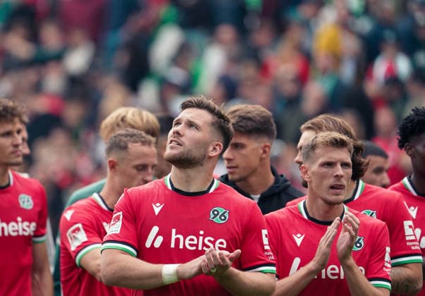 Deutschland: Fussball 2.Bundesliga 2026 2027, 6. Spieltag - Hannover 96 vs VfL Bochum - Heinz von Heiden Arena Stadion (Hannover): Spieler bedanken sich nach dem Spiel bei den Fans Hannover 96 Benjamin Källman Benjamin Kaellman (Hannover 96, 9) Copyright: xAymanxAlahmedx