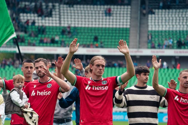 Deutschland: Fussball 2.Bundesliga 2026 2027, 6. Spieltag - Hannover 96 vs VfL Bochum - Heinz von Heiden Arena Stadion (Hannover): Spieler bedanken sich nach dem Spiel bei den Fans Hannover 96 Stefan Teitur ÃžorÃ°arson Stefan Teitur Thordarson (Hannover 96, 23) Copyright: xAymanxAlahmedx