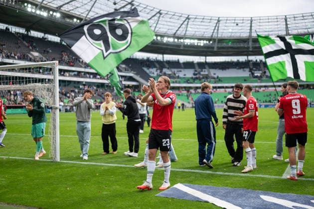 2. Bundesliga - Hannover 96 - VfL Bochum am 20.09.2026 in der HDI Arena in Hannover Das Team von Hannover 96 um Stefan Teitur Thordarson (Hannover) nach dem Sieg.