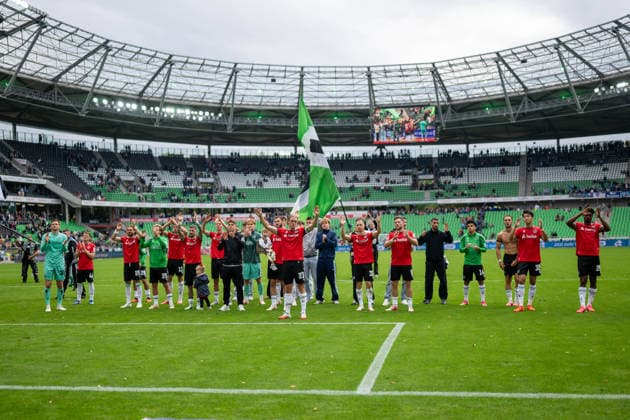 2. Bundesliga - Hannover 96 - VfL Bochum am 20.09.2026 in der HDI Arena in Hannover Das Team von Hannover 96 um Stefan Teitur Thordarson (Hannover) nach dem Sieg.