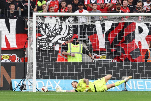 Torwart Mark Flekken (Bayer 04 Leverkusen) in Aktion, am Ball, Einzelaktion waehrend des Spiels der 1. Bundesliga zwischen Bayer 04 Leverkusen und RB Leipzig, BayArena am 20. September 2026 in Leverkusen, Deutschland. (Foto von Oliver Kaelke DeFodi Images) +++ Torwart Mark Flekken (Bayer 04 Leverkusen) controls the ball during the Bundesliga match between Bayer 04 Leverkusen and RB Leipzig at BayArena on September 20, 2026 in Leverkusen, Germany. (Photo by Oliver Kaelke DeFodi Images) DFB DFL REGULATIONS PROHIBIT ANY USE OF PHOTOGRAPHS AS IMAGE SEQUENCES AND OR QUASI-VIDEO. (Photo by Oliver Kaelke DeFodi Images) -