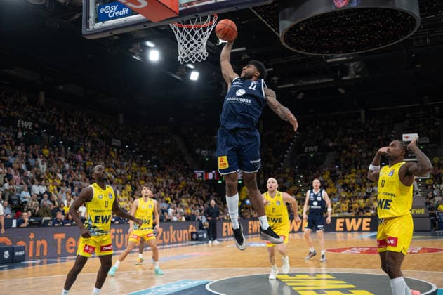 20.09.2026, GER, Basketball, Bundesliga 1.Spieltag, Saison 2026 2027, Oldenburg, EWE Arena, EWE Baskets Oldenburg vs Syntainics MBC Anthony GAINES ( Syntainics MBC 11 ) zum Dunking Oldenburg EWE Arena Niedersachsen Deutschland Copyright: xnordphotoxGmbHx xRojahnx