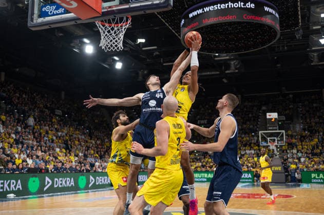 20.09.2026, GER, Basketball, Bundesliga 1.Spieltag, Saison 2026 2027, Oldenburg, EWE Arena, EWE Baskets Oldenburg vs Syntainics MBC Jure PLANINIC ( Syntainics MBC 44 ) Nicholas TISCHLER ( EWE Baskets Oldenburg 11 ) Seth HINRICHS ( EWE Baskets Oldenburg 21 ) Borisa SIMANIC ( Syntainics MBC 22 ) Marcel KEßEN ( EWE Baskets Oldenburg 15 ) Oldenburg EWE Arena Niedersachsen Deutschland Copyright: xnordphotoxGmbHx xRojahnx