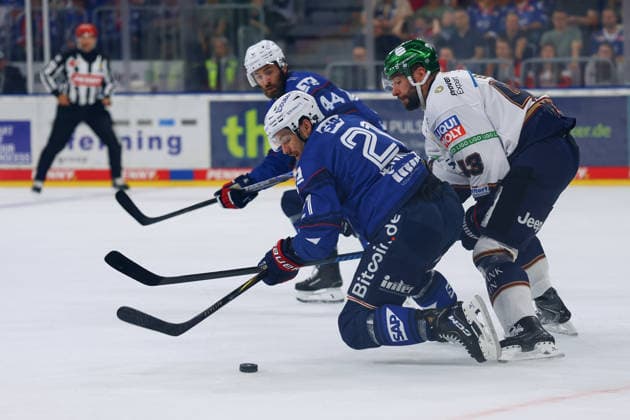 Sport Bilder des Tages v. li. im Zweikampf, Kris Bennet (Adler Mannheim, 21), Patrick Khdodorenko (Eisbaeren Berlin, 13) GER Adler Mannheim - Eisbaeren Berlin Eishockey DEL 2.Spieltag Saison 2026 2027 20.09.2026 GER Adler Mannheim - Eisbaeren Berlin Eishockey PENNY DEL 2.Spieltag Season Saison 2026 2027 20.09.2026 Mannheim Copyright: xEibner-Pressefoto JoergxHirschx EP_JHH