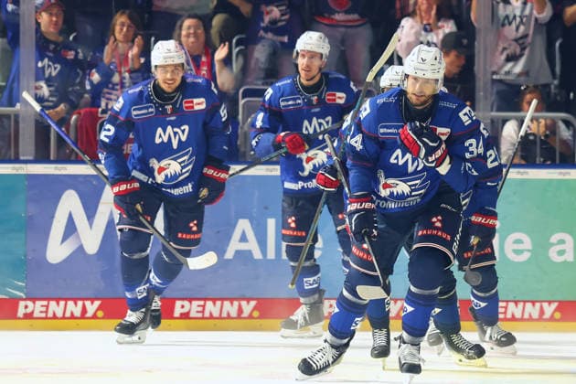 Tor zum 3:2 durch Dan Renouf (Adler Mannheim, 4) GER Adler Mannheim - Eisbaeren Berlin Eishockey DEL 2.Spieltag Saison 2026 2027 20.09.2026 GER Adler Mannheim - Eisbaeren Berlin Eishockey PENNY DEL 2.Spieltag Season Saison 2026 2027 20.09.2026 Mannheim Copyright: xEibner-Pressefoto JoergxHirschx EP_JHH