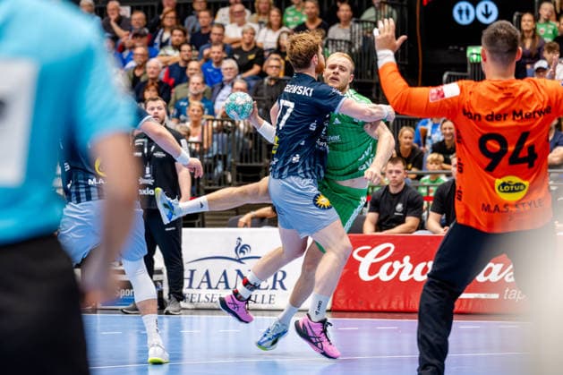 Düsseldorf, 20.09.2026, Handball, Herren, Opel Bundesliga, 5. Spieltag, 2026 2027: Bergische HC Füchse Berlin Matthes Langhoff (Füchse Berlin, 25) im Zweikampf mit Johannes Wasielewski (Bergischer HC, 77)