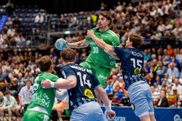 Düsseldorf, 20.09.2026, Handball, Herren, Opel Bundesliga, 5. Spieltag, 2026 2027: Bergische HC Füchse Berlin Aymeric Zaepfel (Füchse Berlin, 30) im Zweikampf mit Lars Kooij (Bergischer HC, 15)